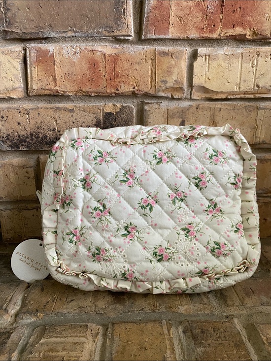 Altar'd State Other - Altar’d State Quilted Floral Cosmetic Pouch - Pink & Green Roses